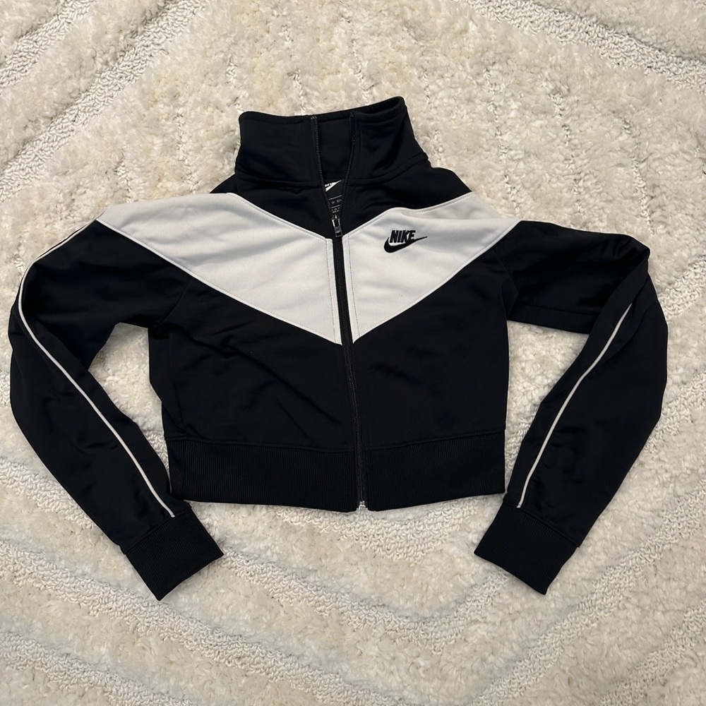 Nike Women’s cropped full zip jacket